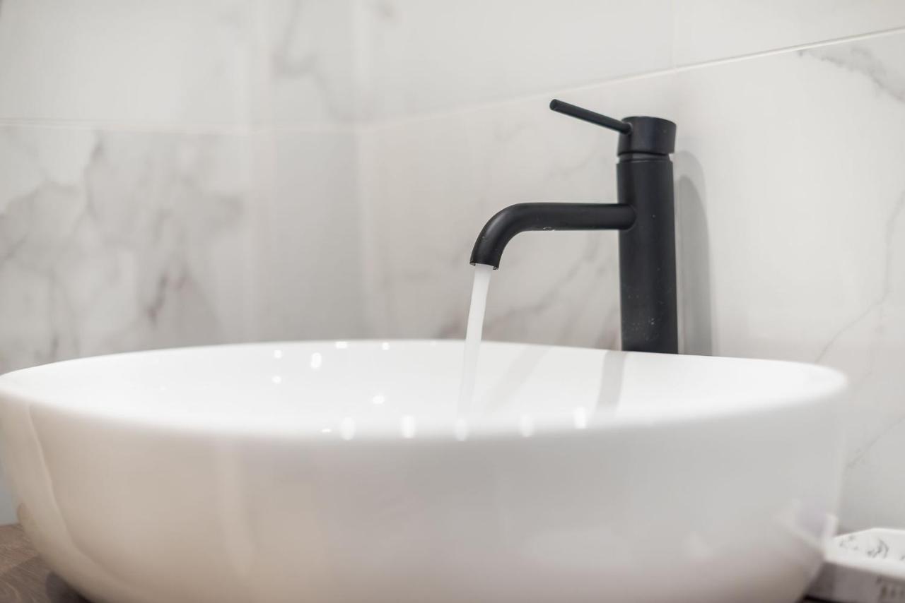 Beautiful & Renovated Aprtm In Piraeus Appartamento Esterno foto