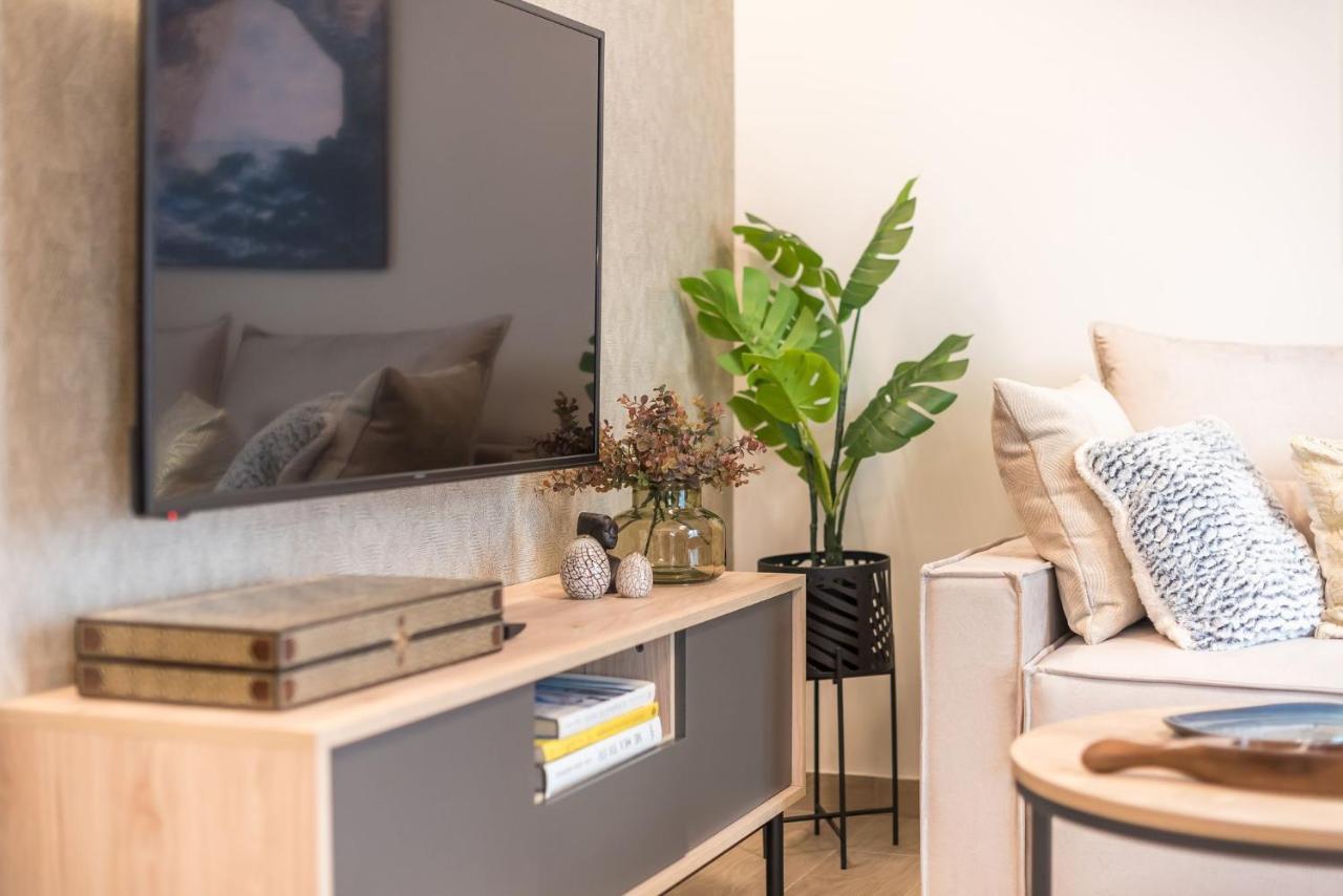 Beautiful & Renovated Aprtm In Piraeus Appartamento Esterno foto